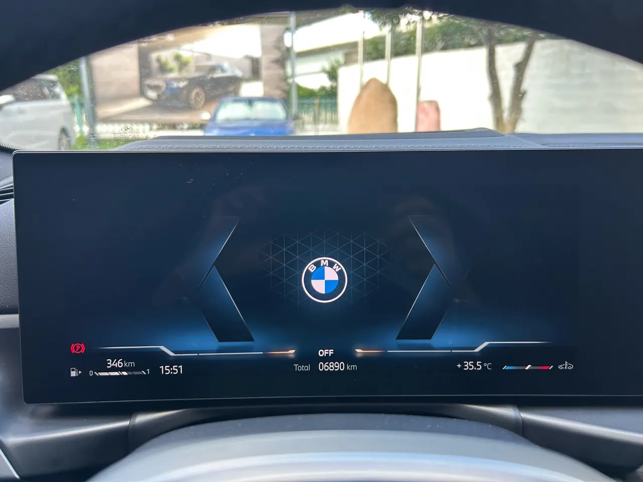 BMW 3 Series 2025 model 330i 2.0T M Sport Night Edition with automatic transmission 12