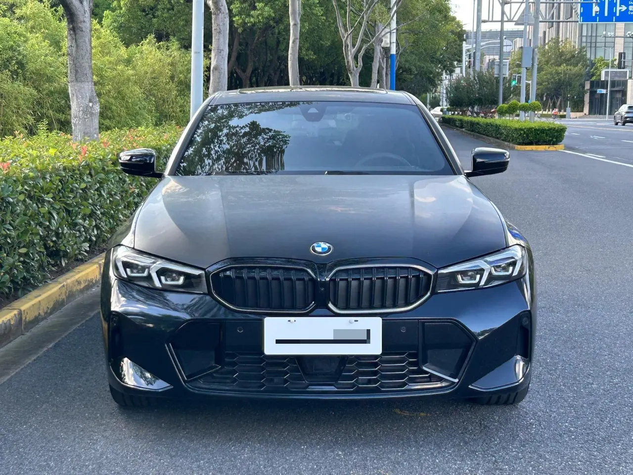 BMW 3 Series 2025 model 330i 2.0T M Sport Night Edition with automatic transmission 2