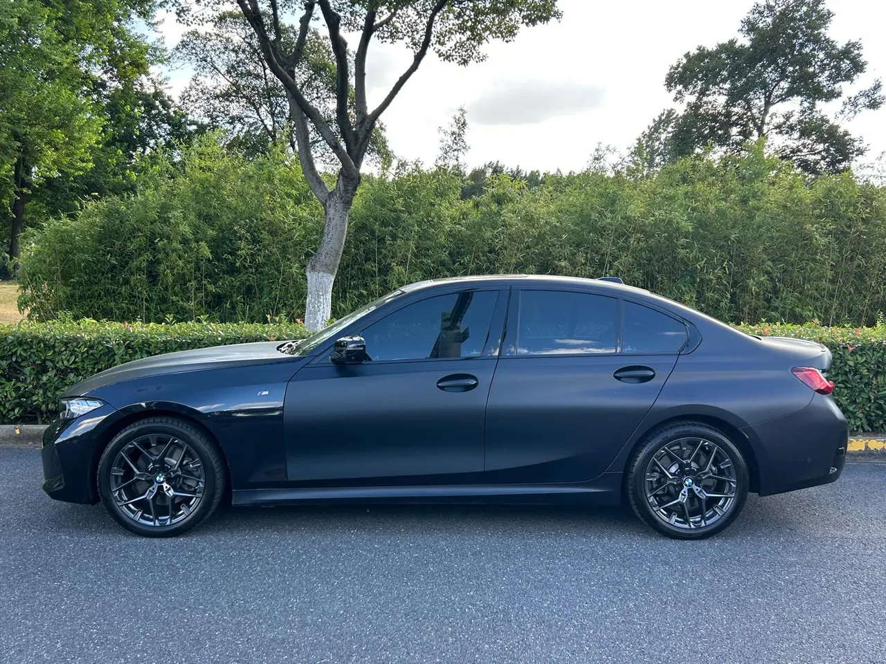 BMW 3 Series 2025 model 330i 2.0T M Sport Night Edition with automatic transmission 3