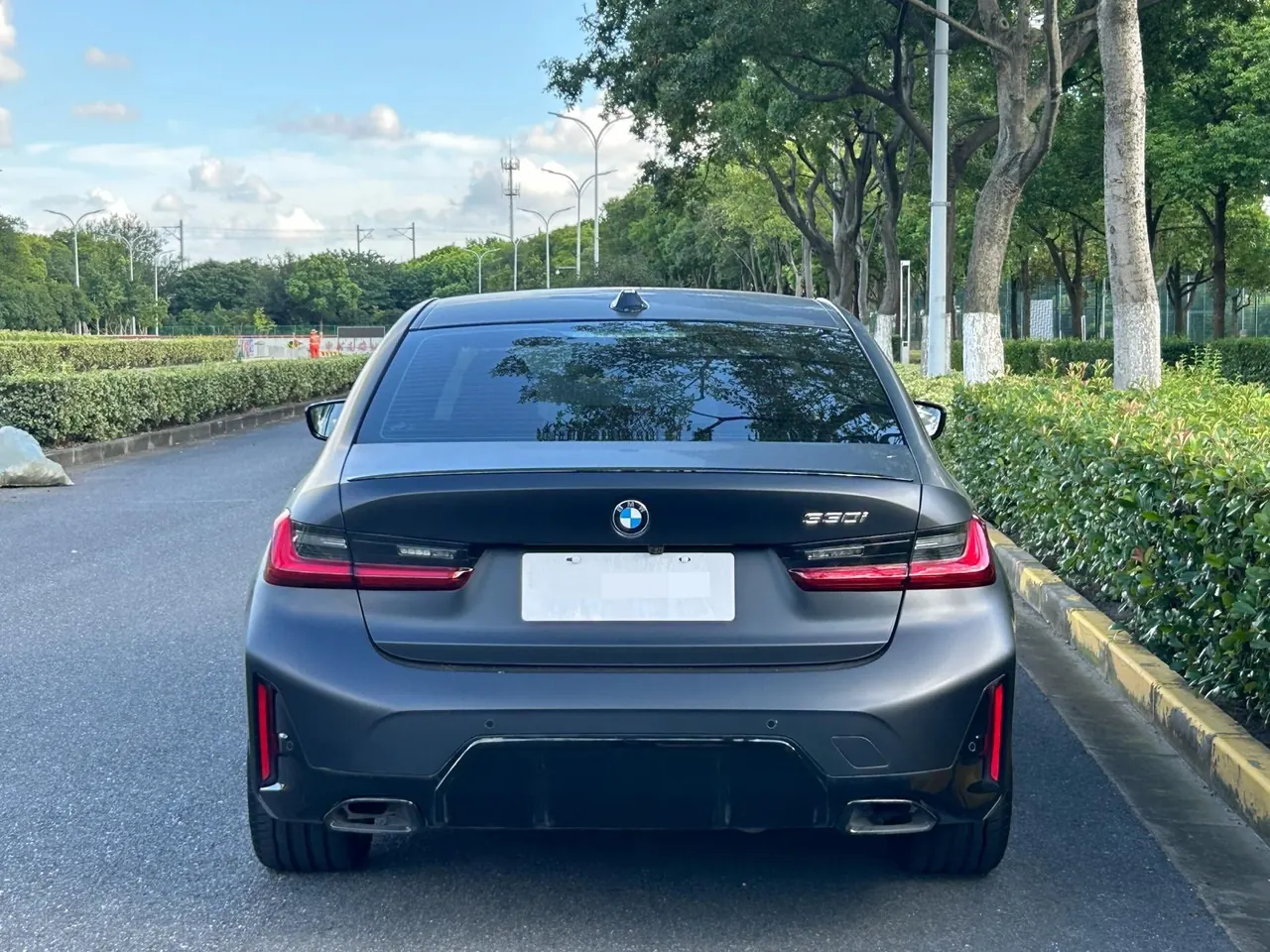 BMW 3 Series 2025 model 330i 2.0T M Sport Night Edition with automatic transmission 4