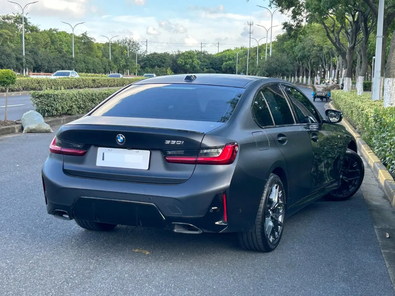 BMW 3 Series 2025 model 330i 2.0T M Sport Night Edition with automatic transmission 5