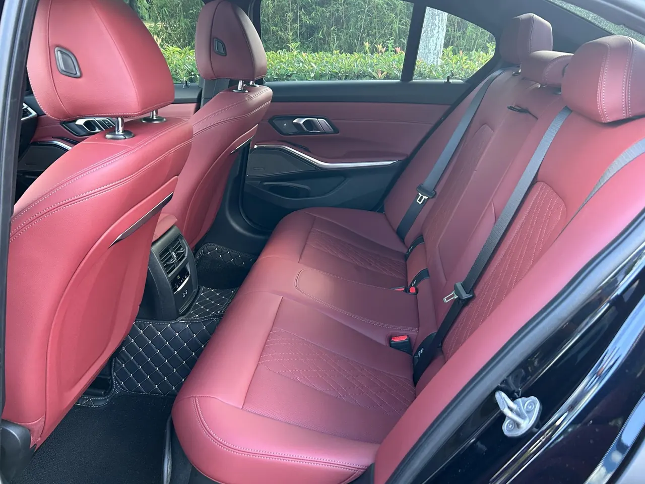 BMW 3 Series 2025 model 330i 2.0T M Sport Night Edition with automatic transmission 9