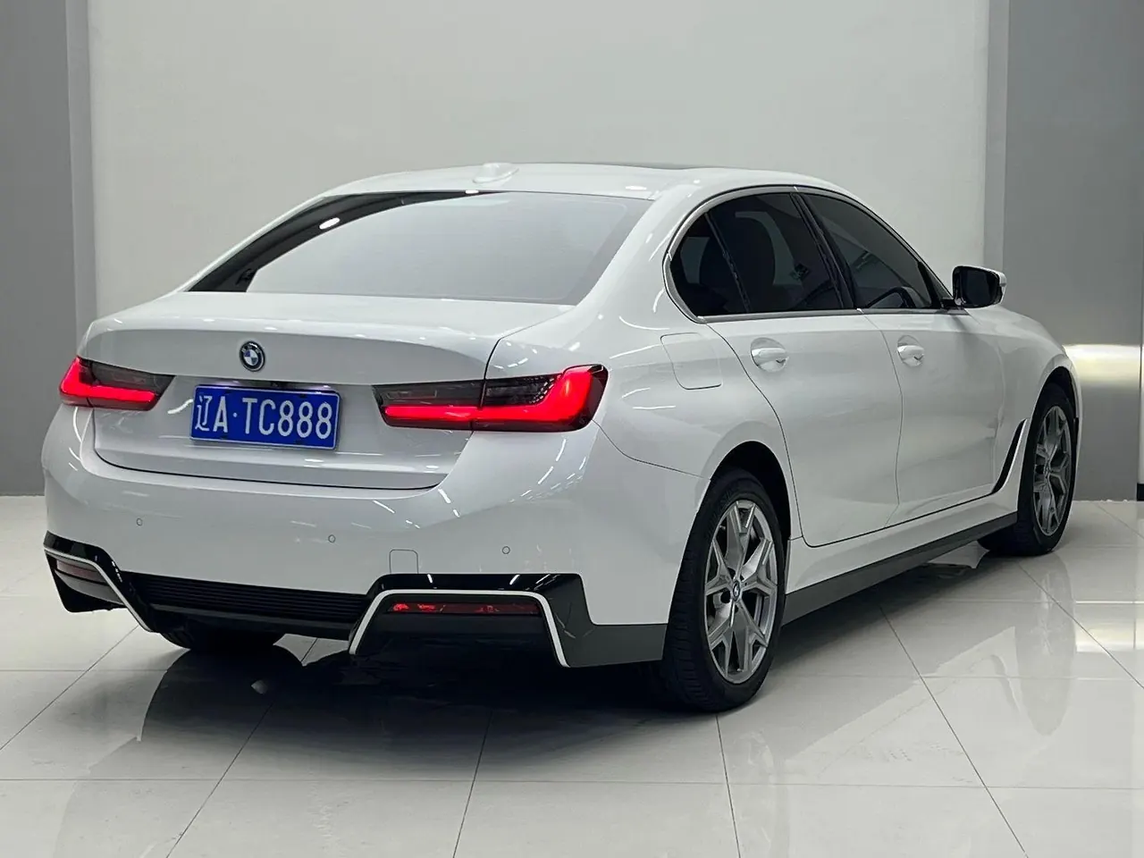 BMW 2024 i3 eDrive 35 L automatic gear 4