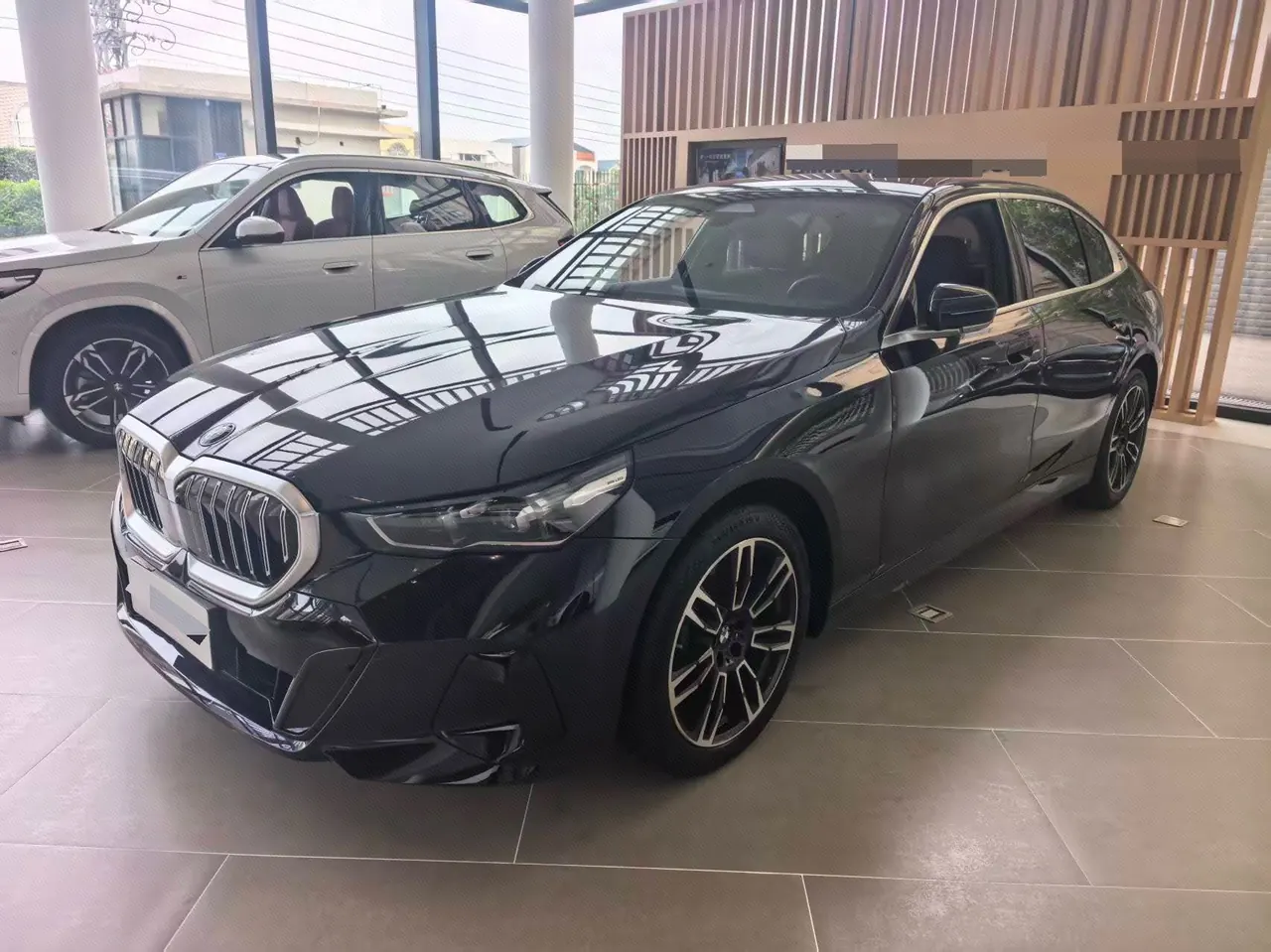 打开图片灯箱:BMW 5 Series 2024 model 530Li 48V 2.0T Leading Edition M Sport Package Automatic