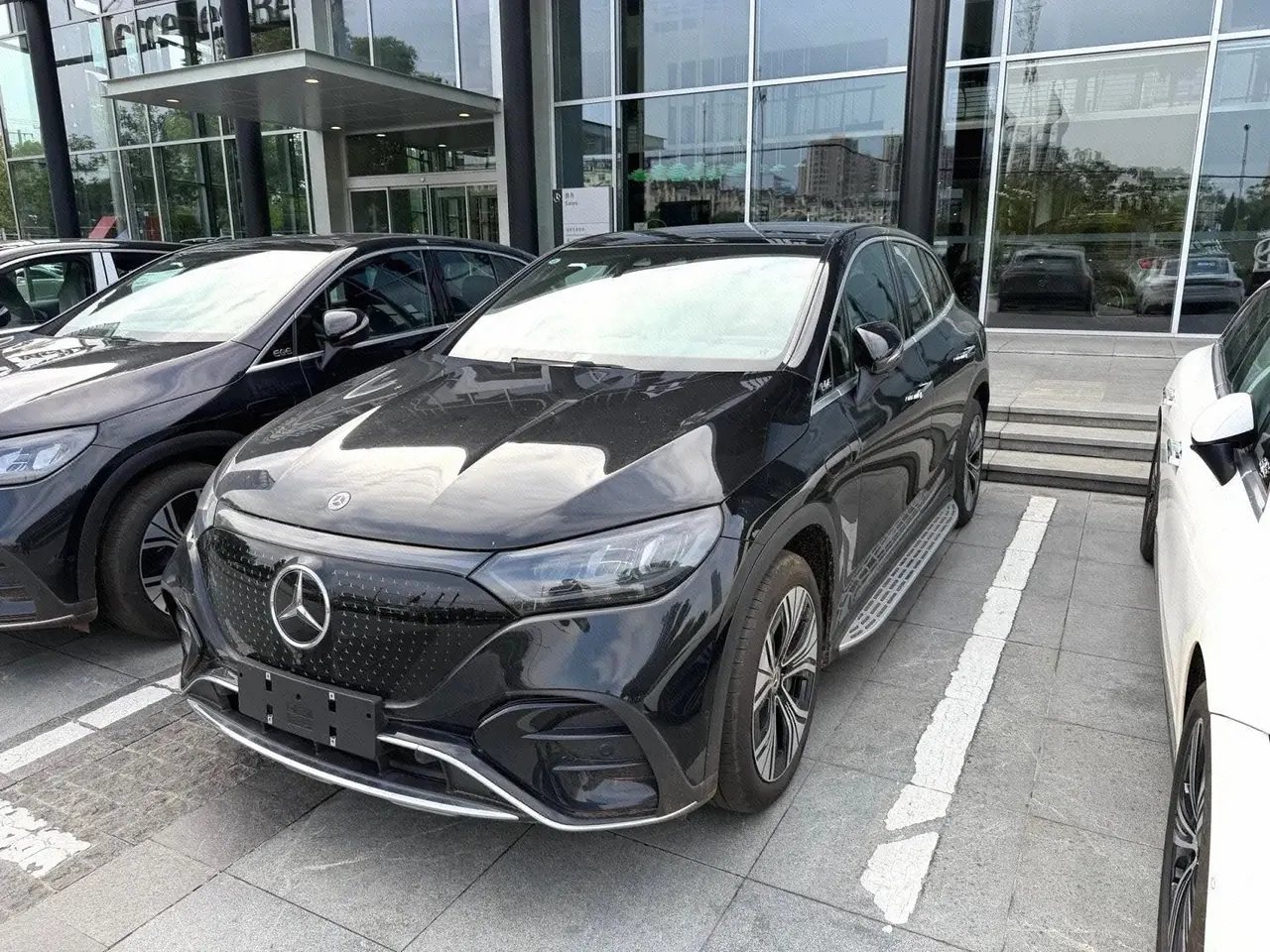 打开图片灯箱:Mercedes Benz 2024 EQE SUV 500 4MATIC EQE SUV 500 4MATIC Deluxe Edition Automatic