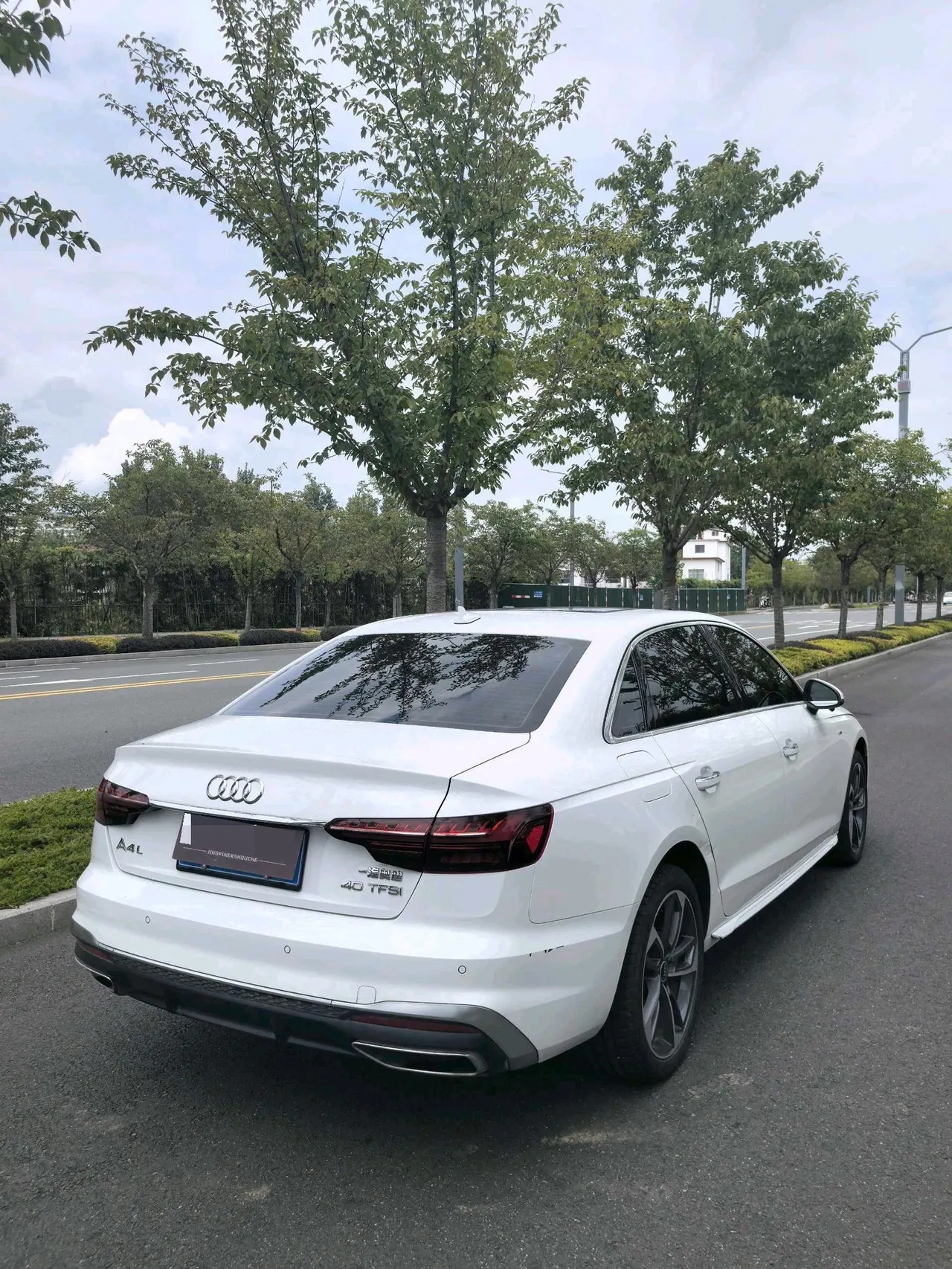 Audi 2021 A4L 2.0TFSI 40TFSI into the life version of the automatic gear 9
