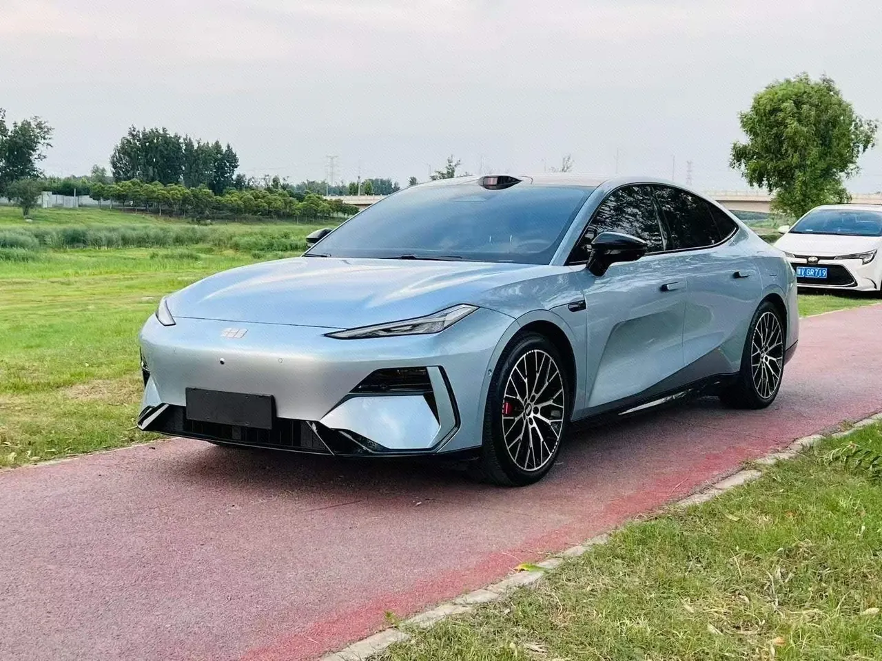 Geely Galaxy 2025 E 8 620km 4-wheel drive starship laser Radar smart drive version automatic gear - View 1
