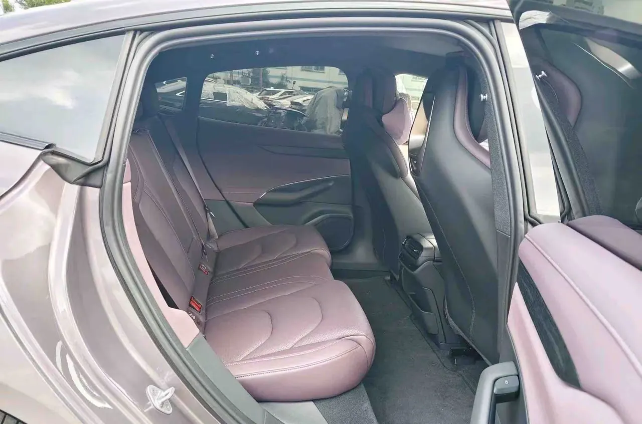 MI 2024 SU 7 700km Rear Drive Standard Founding Edition Automatic Gear 3