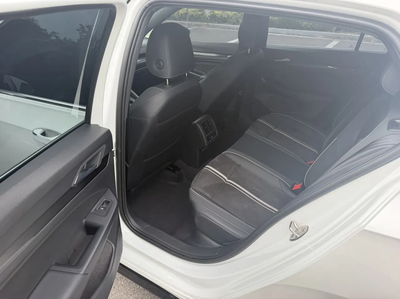 Volkswagen 2023 Golf 8 R-Line 1.4TSI 280TSI Lite Automatic 12