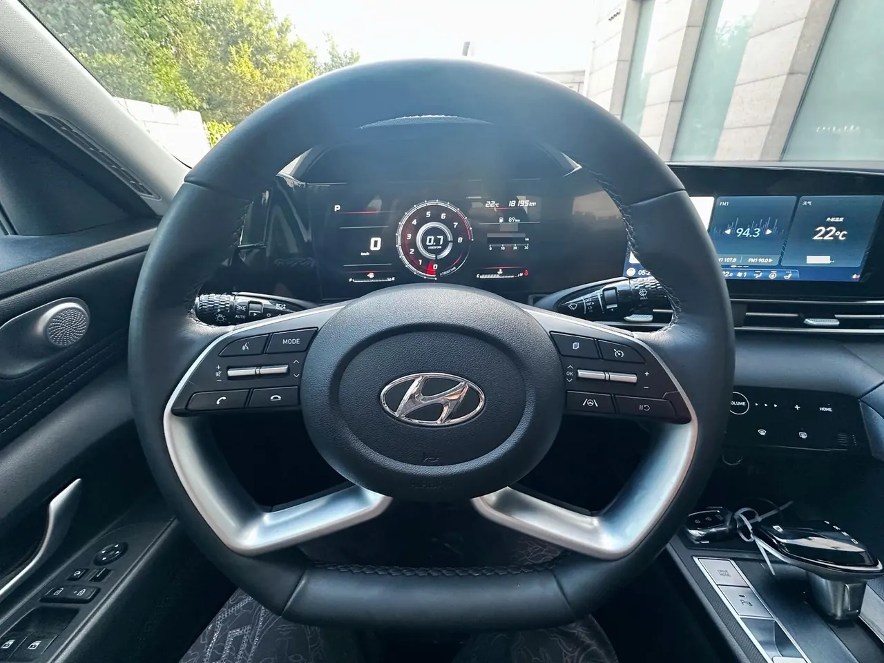 Hyundai 2022 Elantra -3-compartment 1.5 stepless LUX premium automatic gear 8