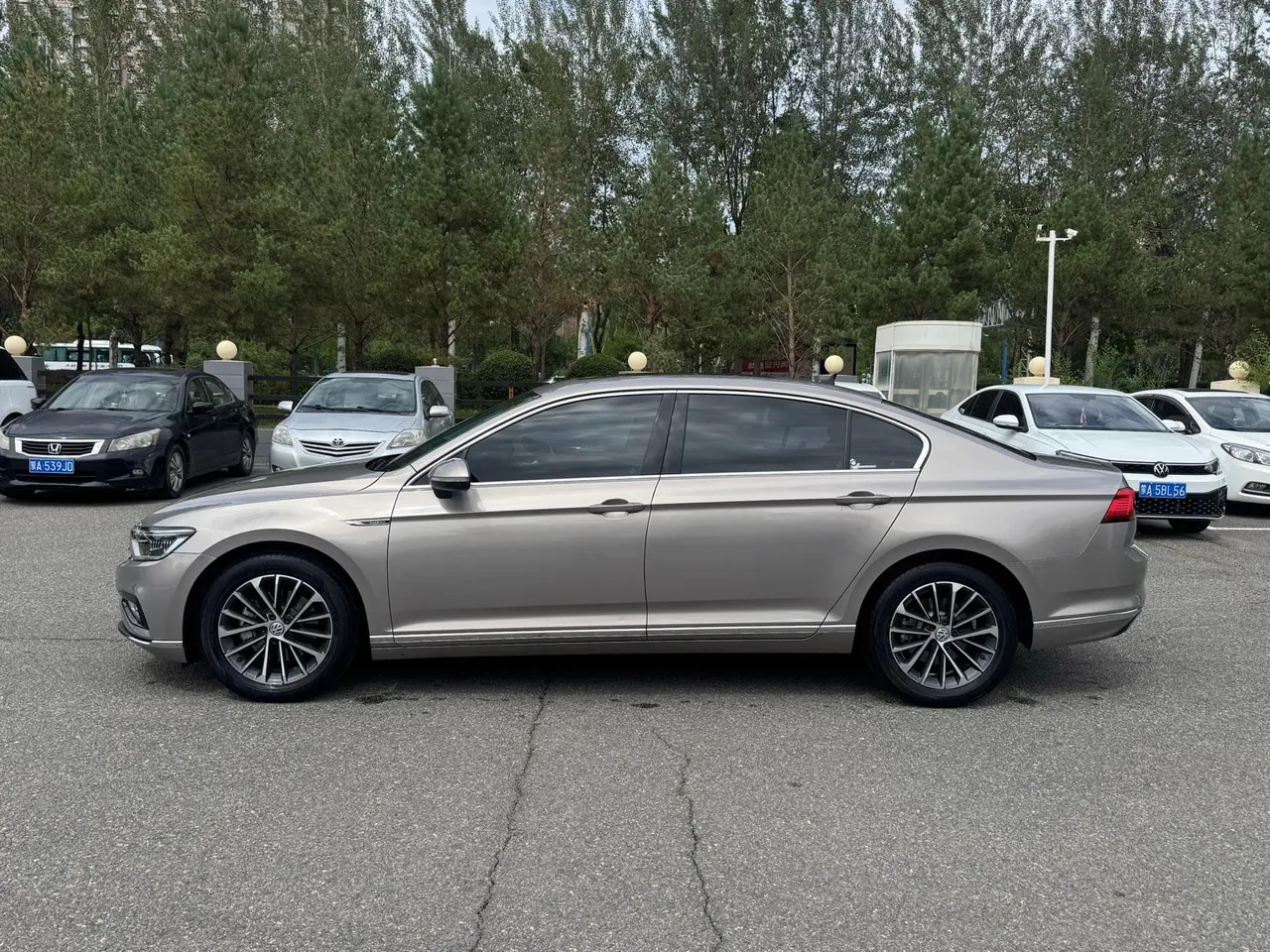 Volkswagen 2020 Magotan 2.0TSI 330TSI luxury automatic transmission 3