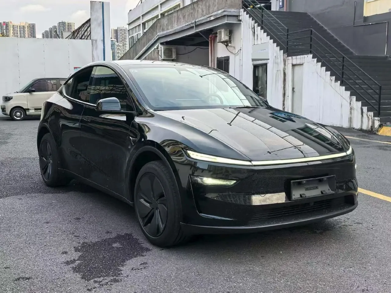 Tesla 2026 Model Y Rear-Wheel-Drive Automatic 3