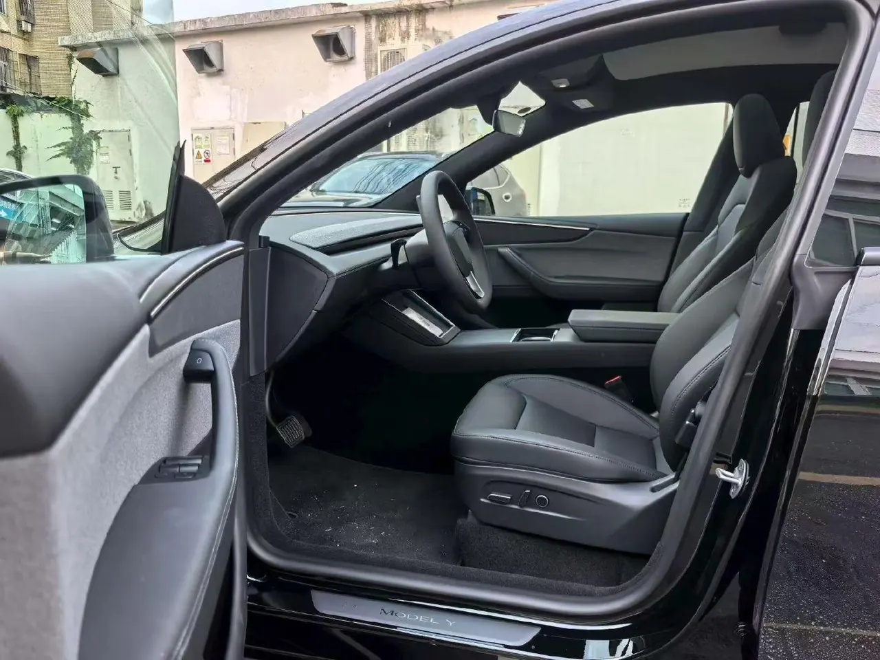 Tesla 2026 Model Y Rear-Wheel-Drive Automatic 4