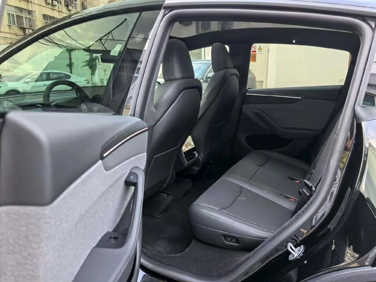 Tesla 2026 Model Y Rear-Wheel-Drive Automatic 5