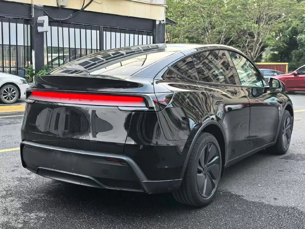 Tesla 2026 Model Y Rear-Wheel-Drive Automatic 7