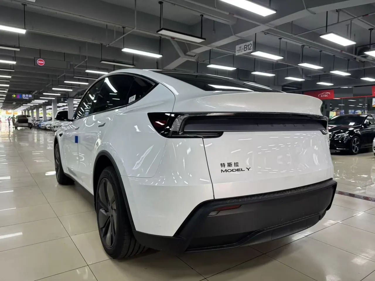 Tesla 2026 Model Y Rear-Wheel-Drive Automatic 2