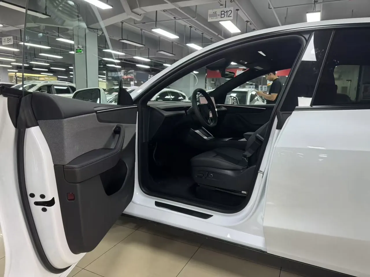 Tesla 2026 Model Y Rear-Wheel-Drive Automatic 4