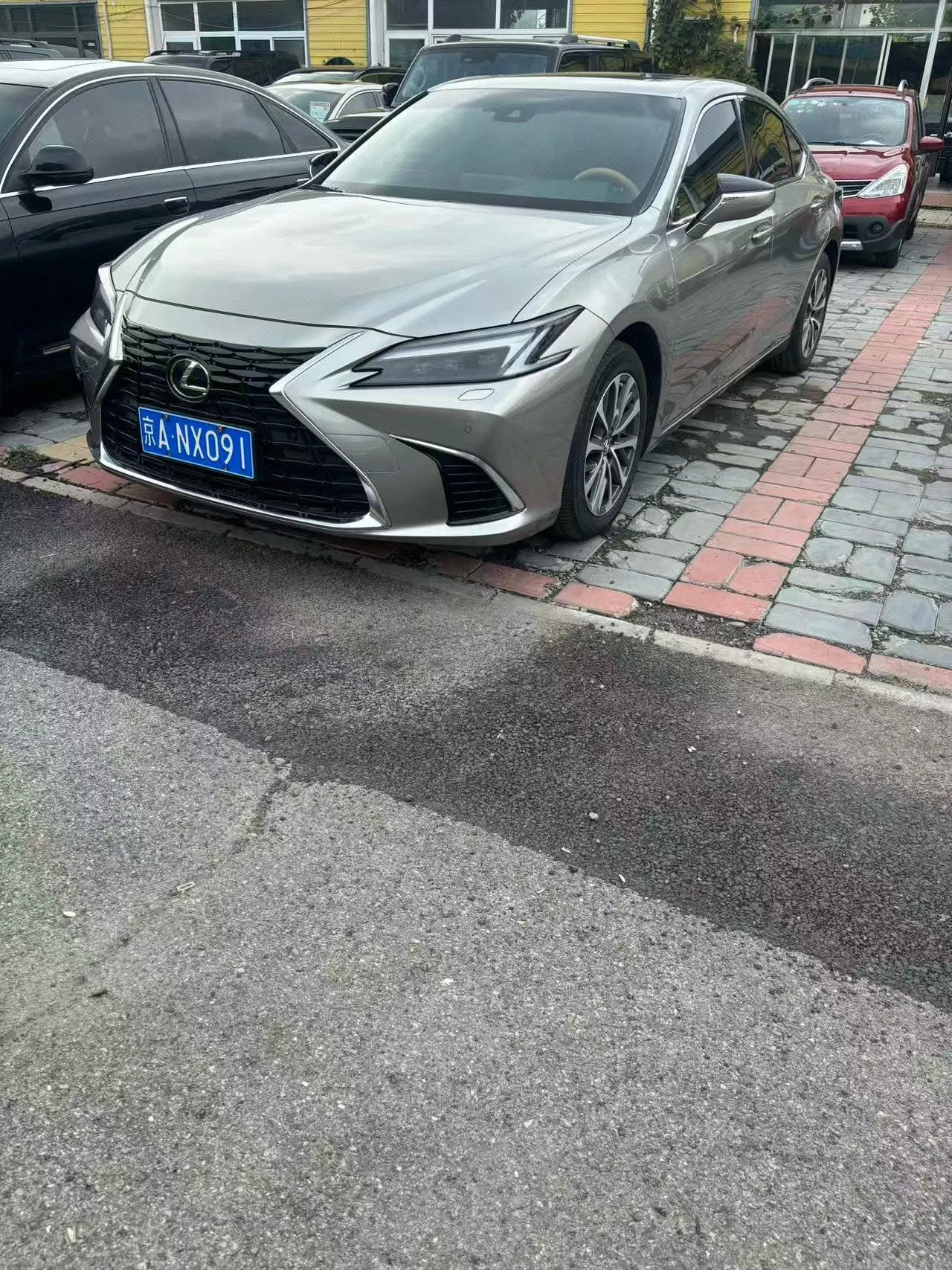 打开图片灯箱:Lexus ES (Imported) 2025 ES300h 2.5 Stepless Premium Edition Automatic Gear
