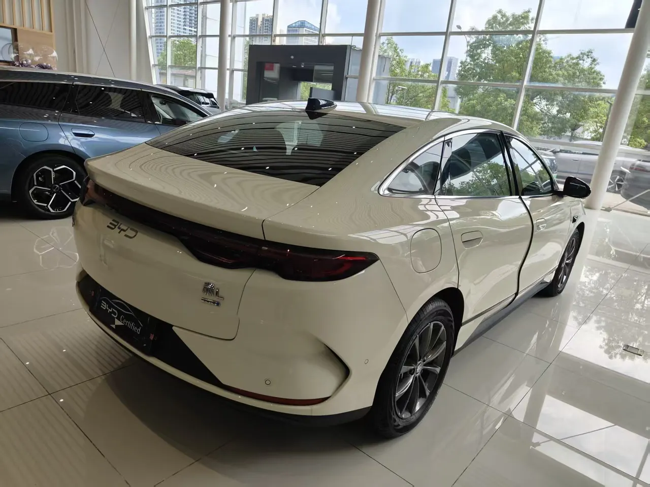 BYD 2025 Qin L EV 545KM Exceed automatic gear 3