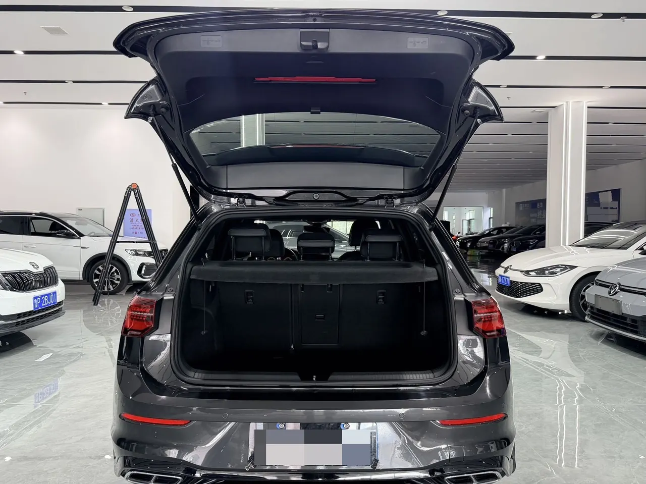 Volkswagen 2023 Golf 8 R-Line 1.4TSI 280TSI Lite Automatic 9