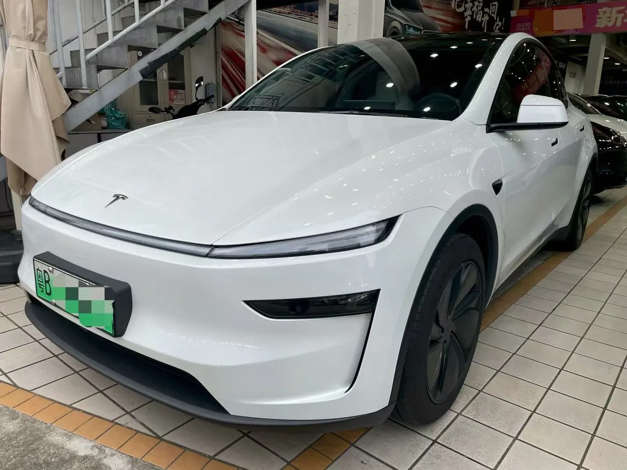 Open image lightbox: Tesla 2025 Model Y rear-wheel drive version automatic transmission