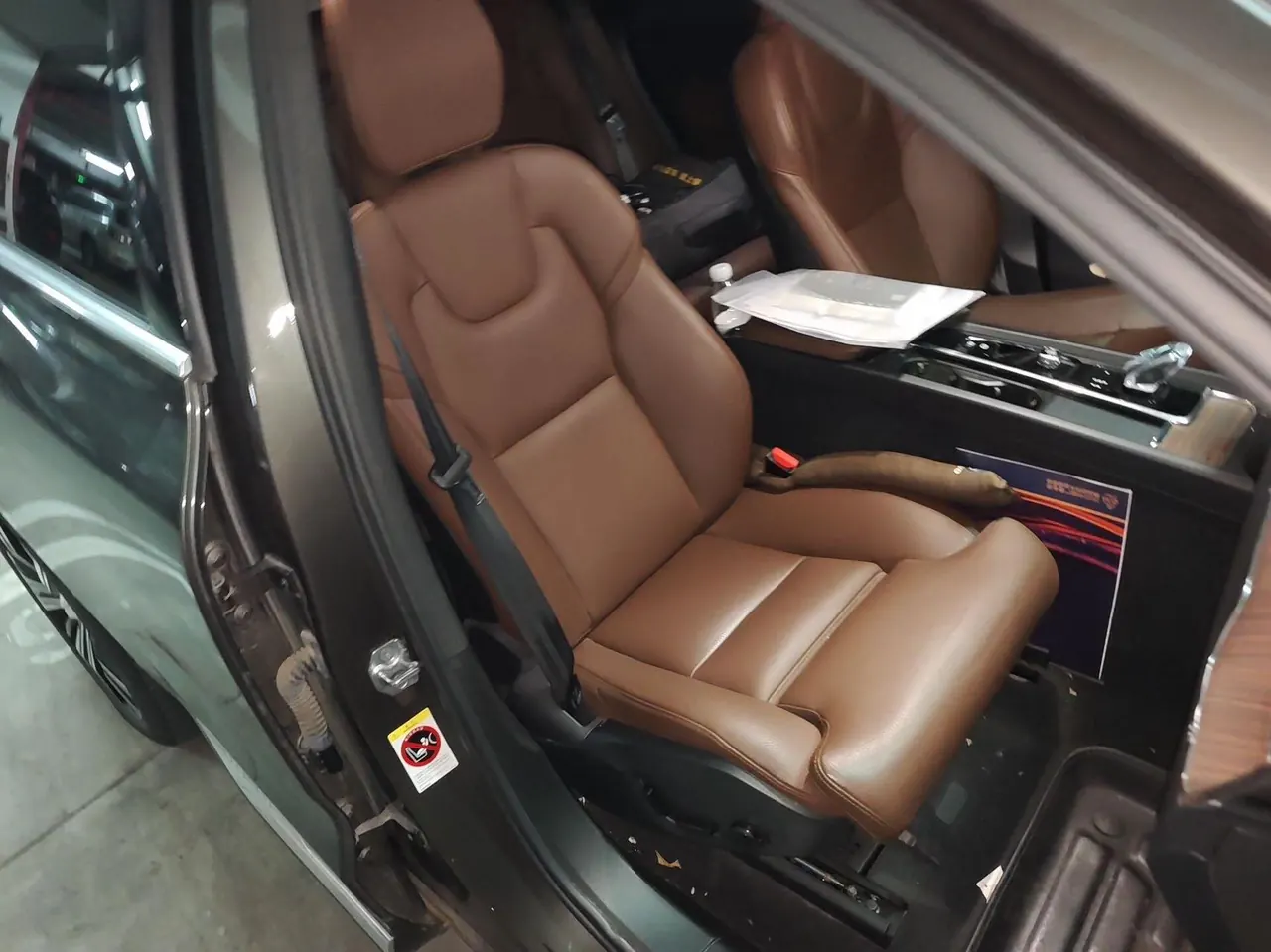 Volvo XC60 New Energy 2022 XC60 PHEV 2.0T T8 Four-wheel Drive Zhiyuan Deluxe Edition Automatic Gear - View 1