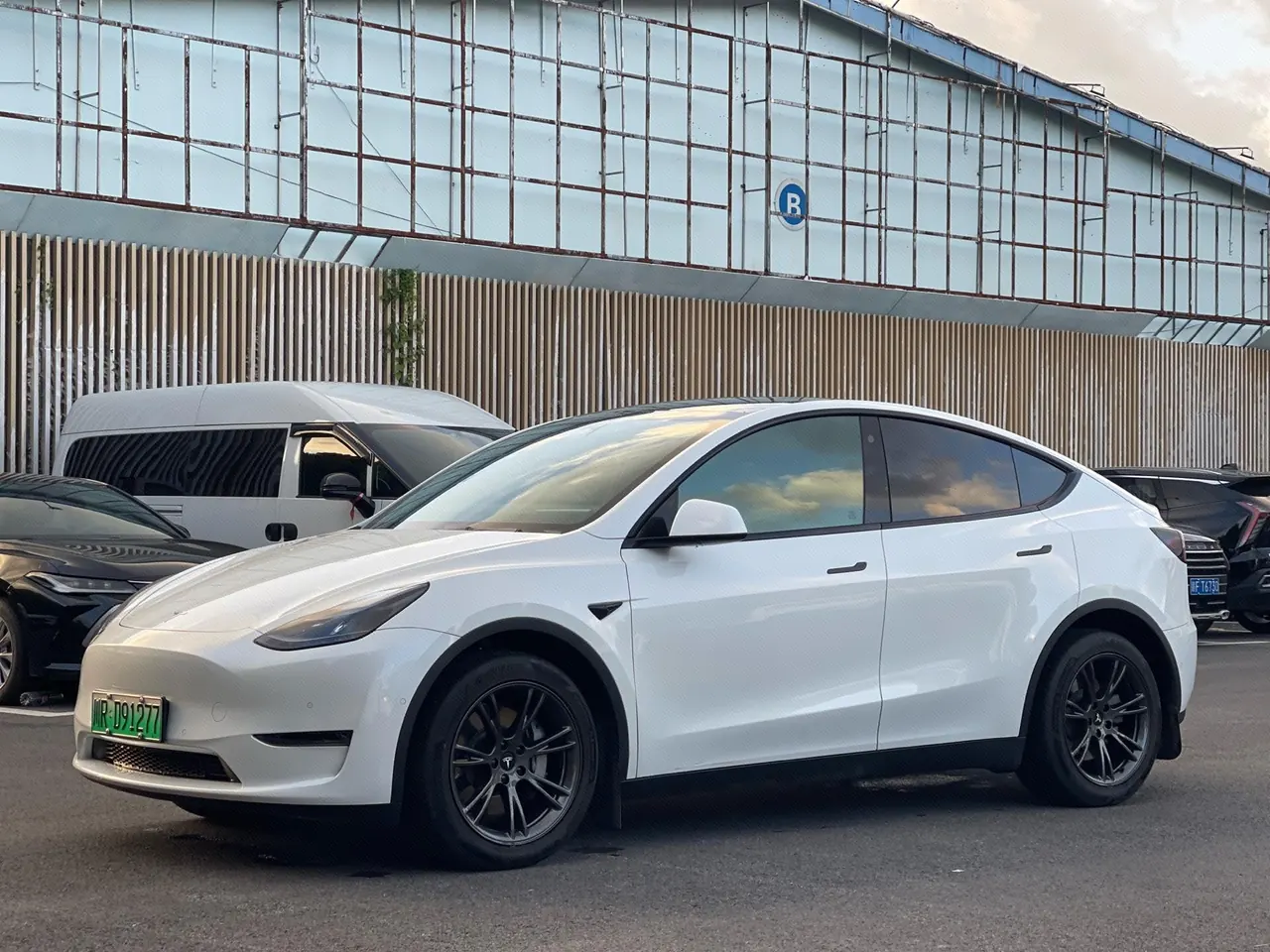 Open image lightbox: Tesla 2023 Model Y long endurance all-wheel drive version automatic transmission