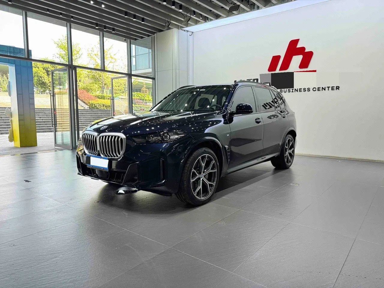 打开图片灯箱:BMW 2025 X5 xDrive30Li 48V 2.0T exclusive m sports obsidian night suit automatic gear