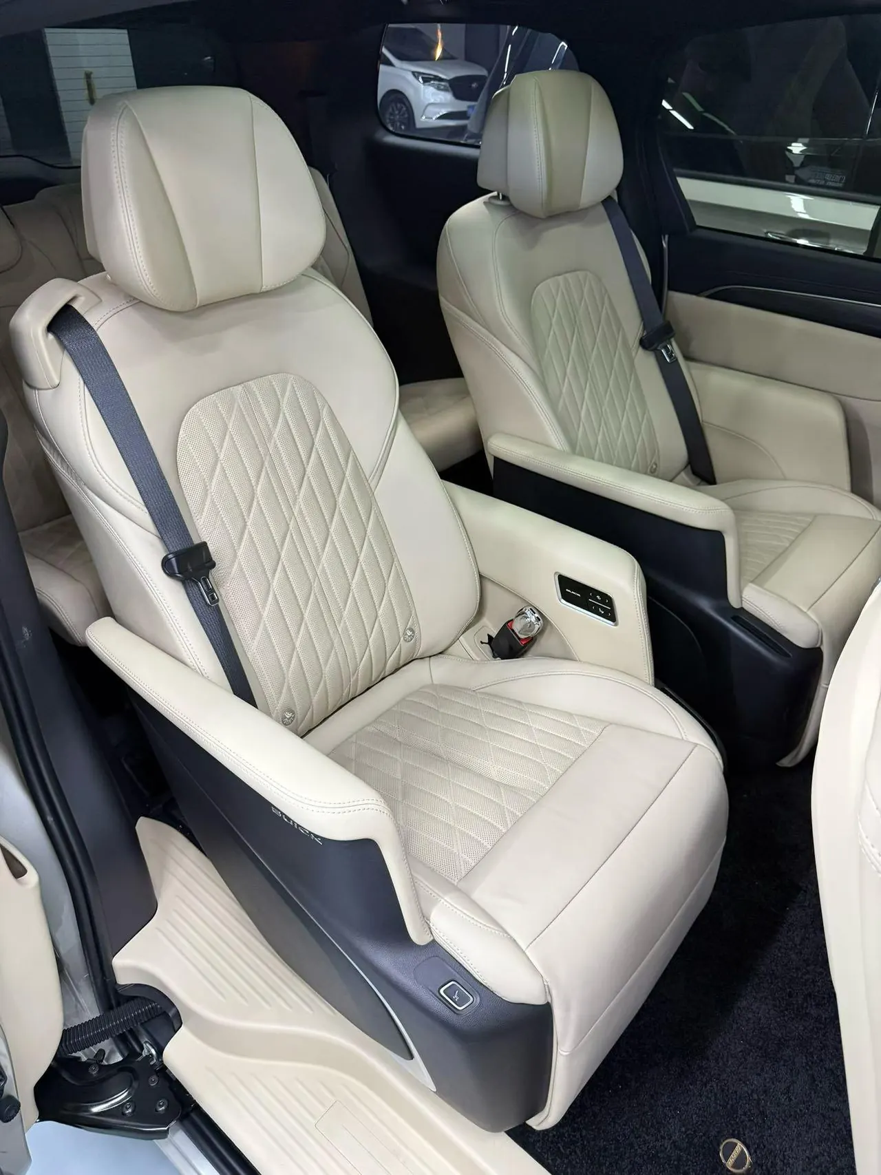 Buick 2022 GL8 ES Lu Zun 48V 2.0T 653T Luxury Automatic Gear 3