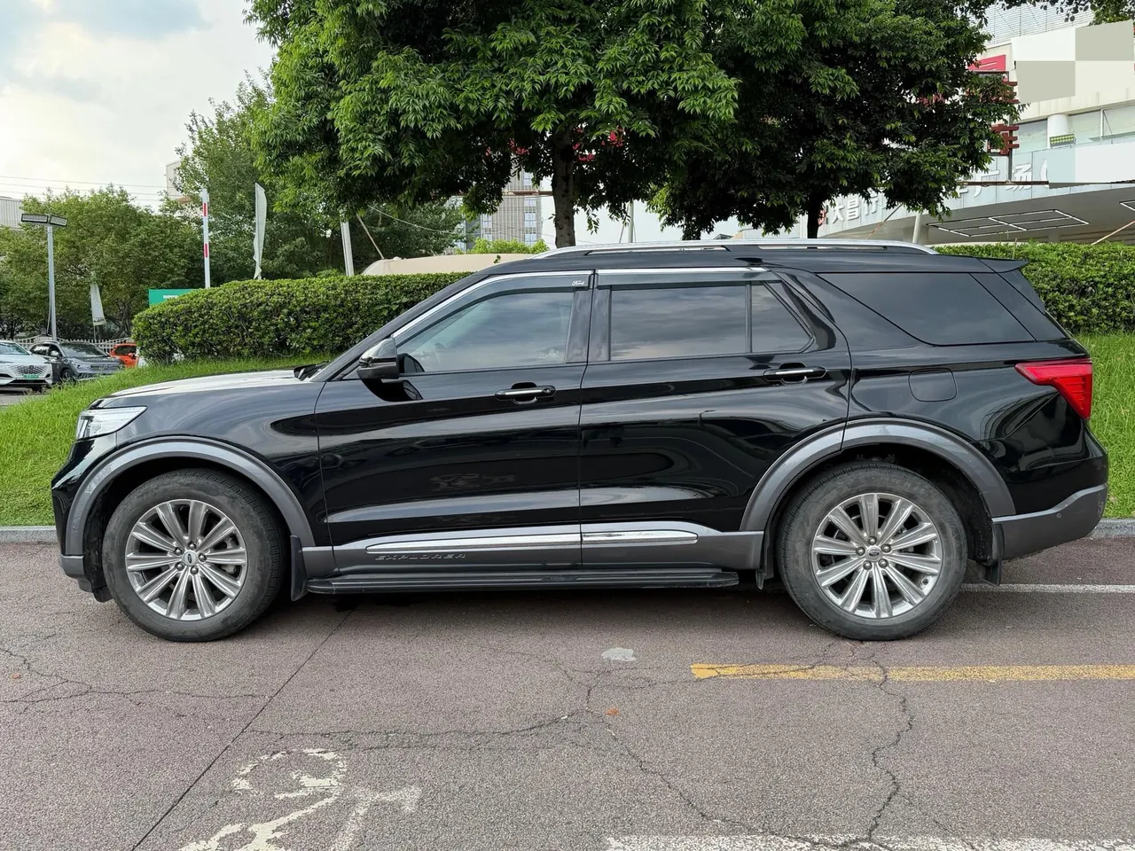 Ford 2020 Explorer 2.3T EcoBoost 285 Four-wheel Drive Titanium Edition 7-seat Automatic Gear 2