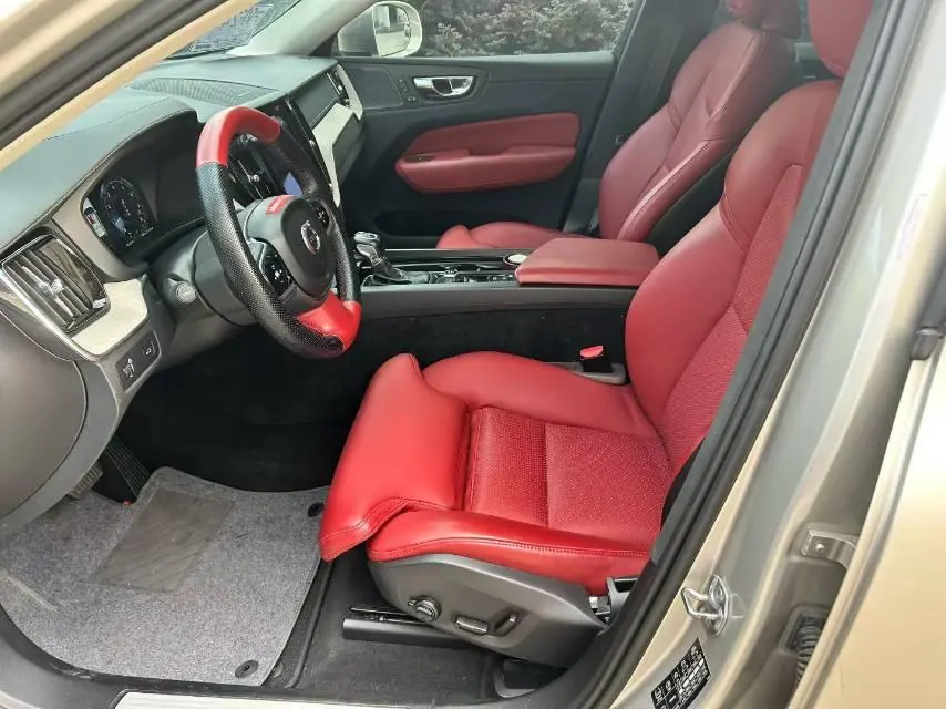 Volvo 2020 XC60 2.0T T5 4WD Zhiya Deluxe Edition Automatic Gear 6