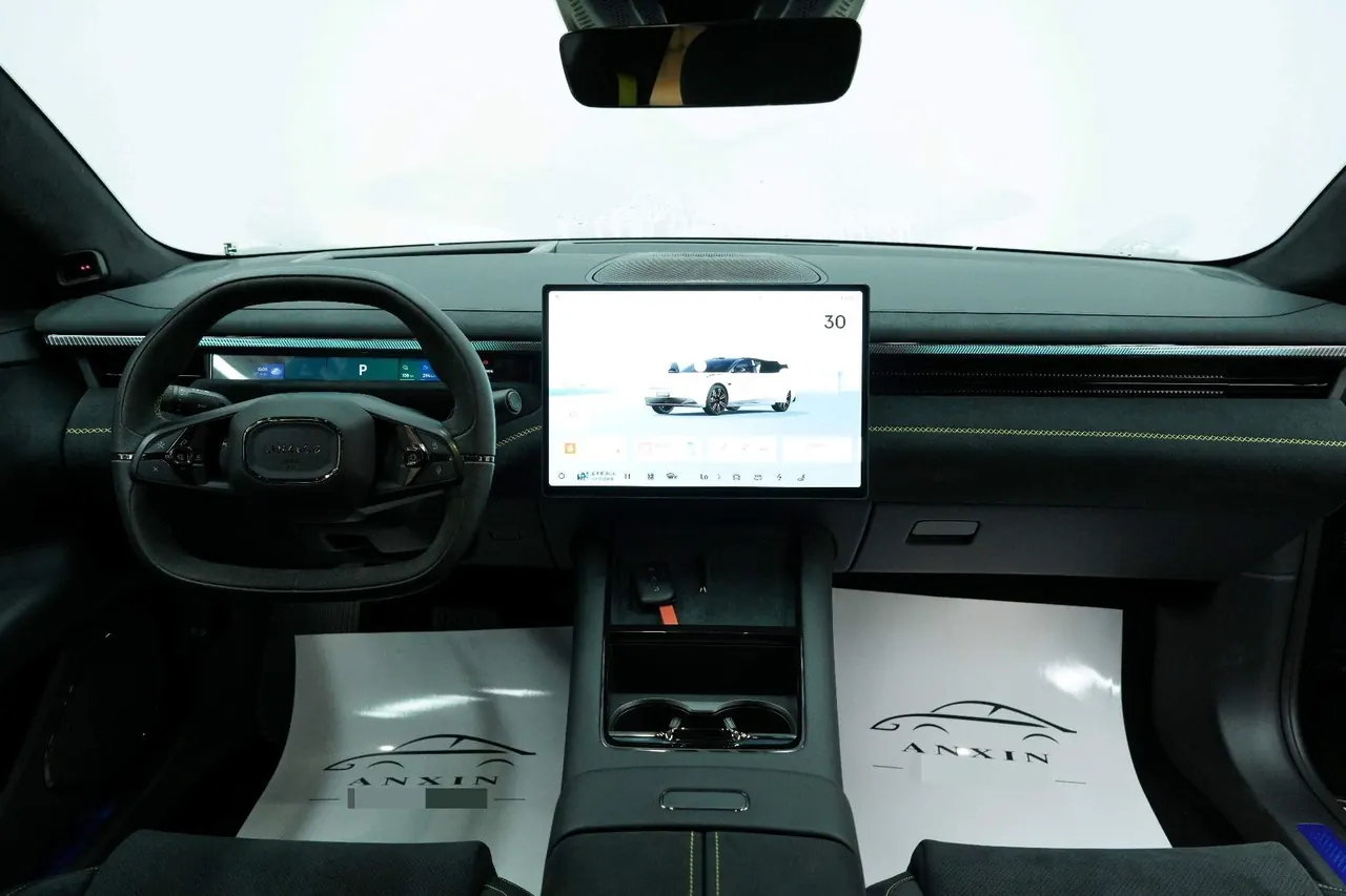 LYNK&amp;CO 2025 LYNK&amp;CO 10 EM-P 1.5T 240 four-wheel drive Ultra sports version automatic gear 8