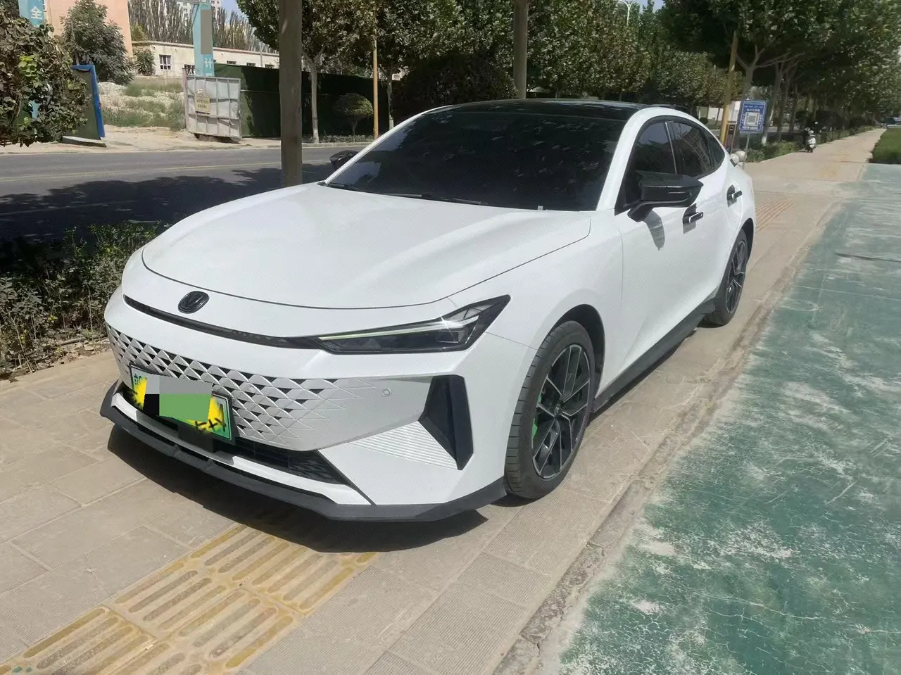 Open image lightbox: ChangAn 2024 UNI-V Smart Electric iDD 1.5 Stepless Blue Whale 136km Smart Zun Automatic Gear