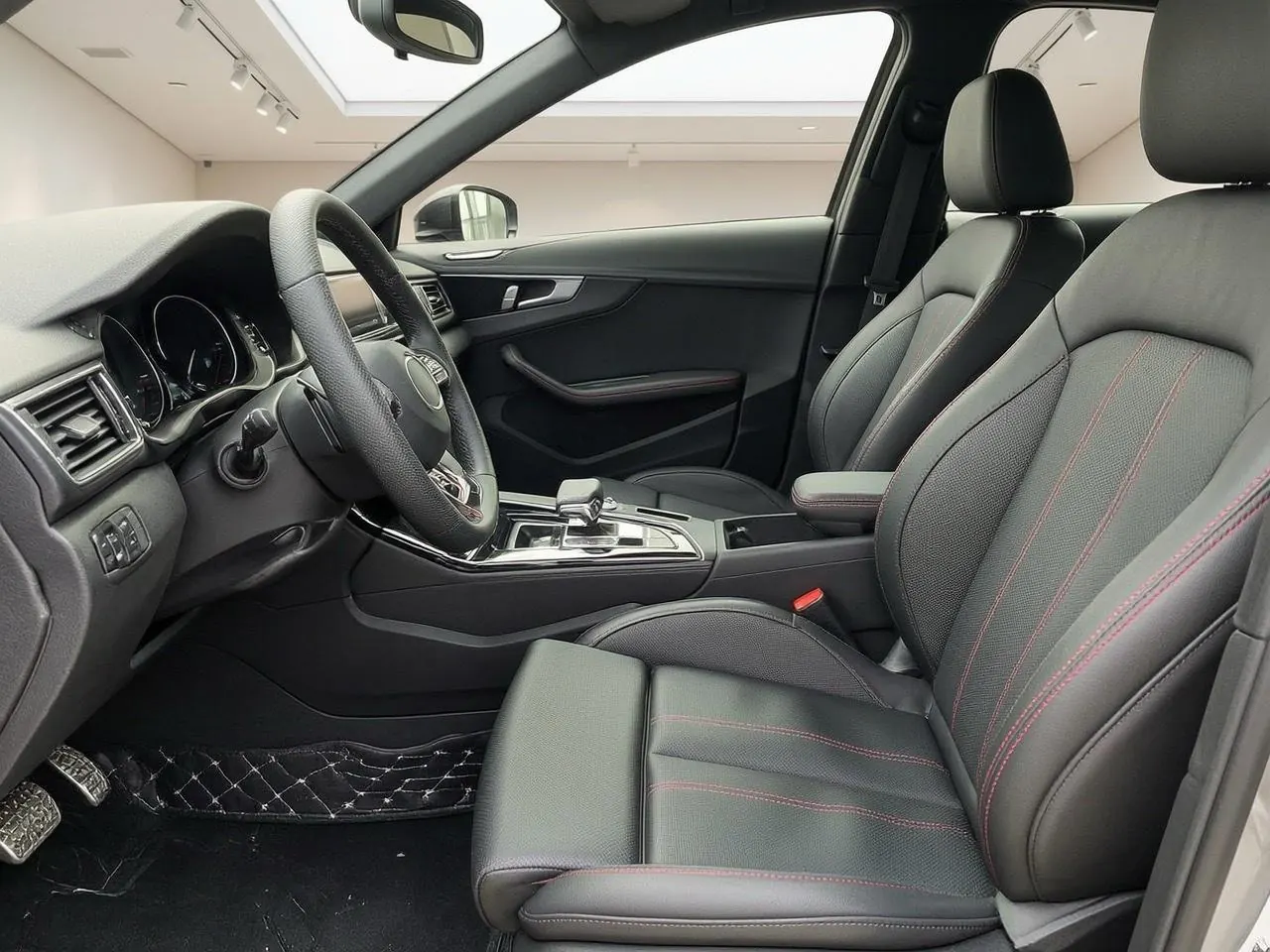 Audi 2025 A4L 2.0TFSI 40TFSI 2 million‑vehicle celebration edition, luxury sporty model, automatic transmission 3