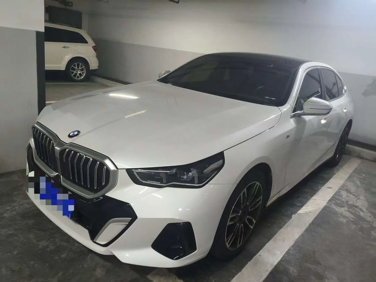 打开图片灯箱:BMW 5 Series 2024 model 530Li 48V 2.0T Leading Edition M Sport Package Automatic