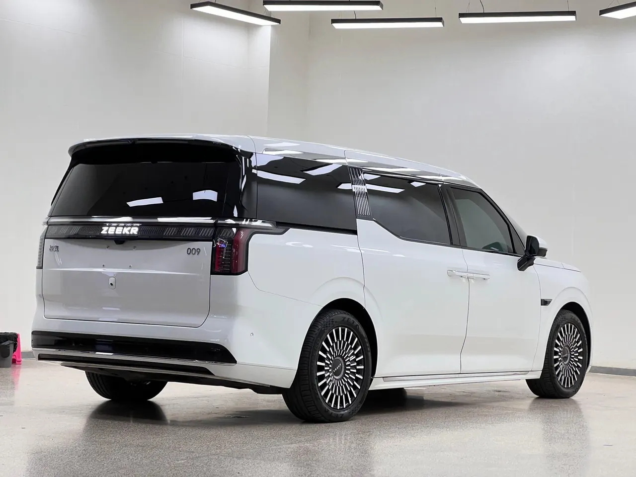 Zeekr 2024 Zeekr 009 seven-seat aisle version four-wheel drive 140kWh automatic gear 4