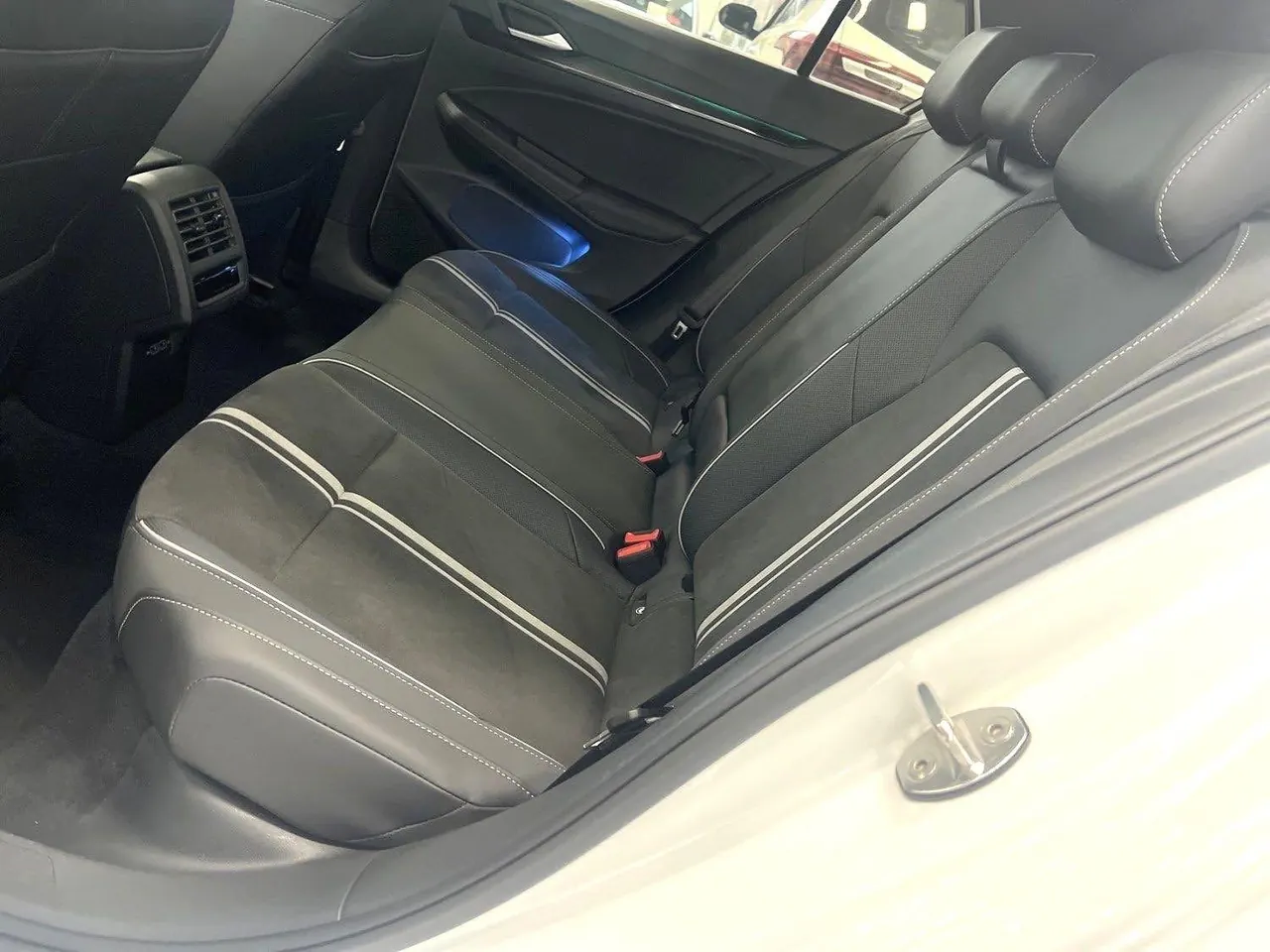 Volkswagen 2023 Golf 8 R-Line 1.4TSI 280TSI Automatic 5