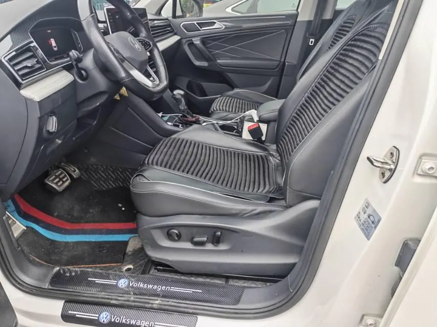 Volkswagen 2022 Tiguan L R-Line 2.0TSI 330TSI Two-Drive R-Line Overdrive Automatic Gear 3