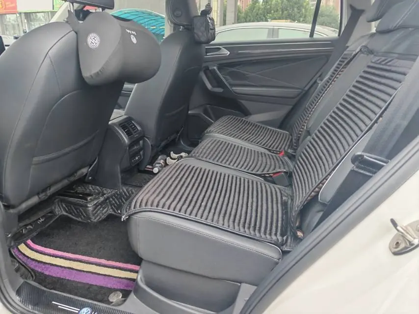 Volkswagen 2022 Tiguan L R-Line 2.0TSI 330TSI Two-Drive R-Line Overdrive Automatic Gear 6