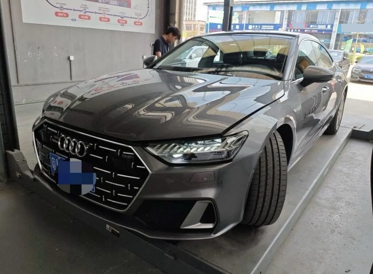 打开图片灯箱:Audi 2024 A7L 2.0TFSI 45TFSI Quattro S-line see remote crystal flow set automatic gear