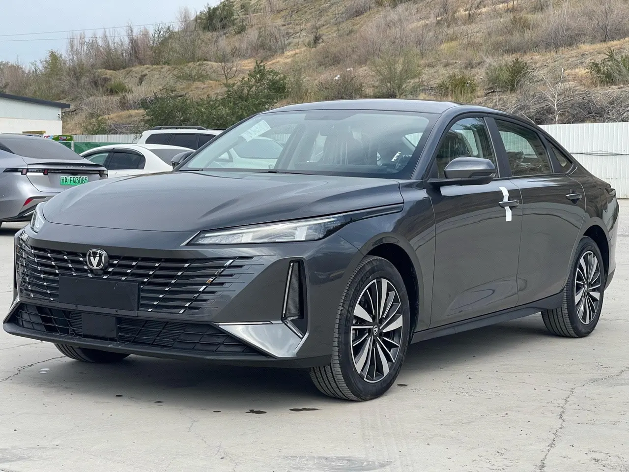 ChangAn Yidong New Energy 2025 Yidong PHEV 1.5 Stepless Smart New Blue Whale 145KM High Energy Edition Automatic Gear - View 1