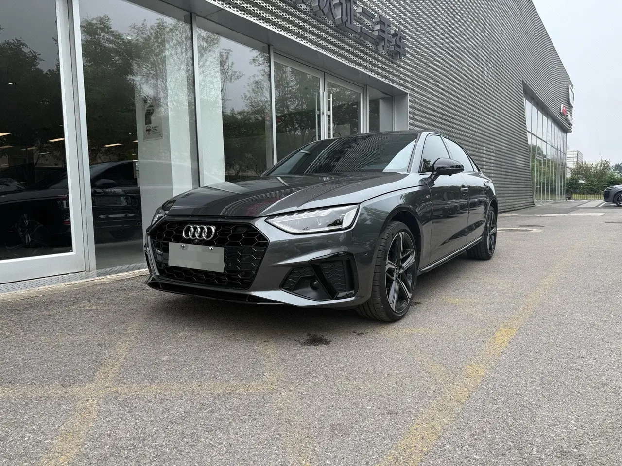Open image lightbox: Audi 2025 A4L 2.0TFSI 40TFSI 2 million‑vehicle celebration edition, luxury sporty model, automatic transmission
