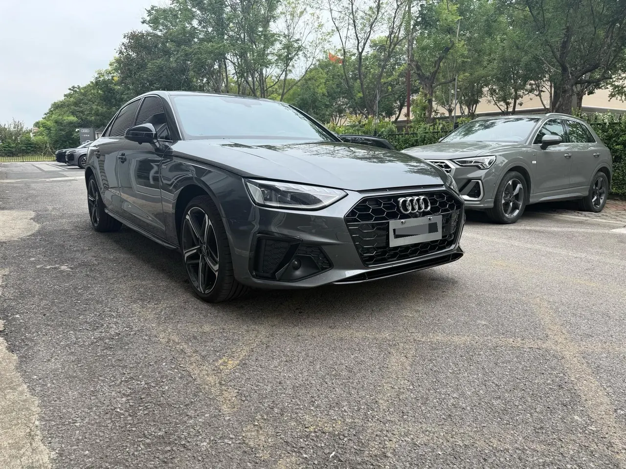 Audi 2025 A4L 2.0TFSI 40TFSI 2 million‑vehicle celebration edition, luxury sporty model, automatic transmission 3