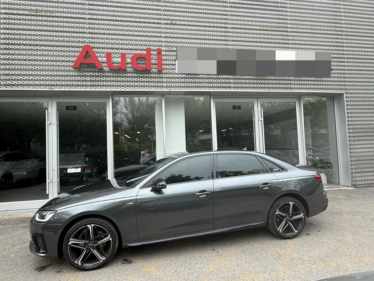 Audi 2025 A4L 2.0TFSI 40TFSI 2 million‑vehicle celebration edition, luxury sporty model, automatic transmission 4