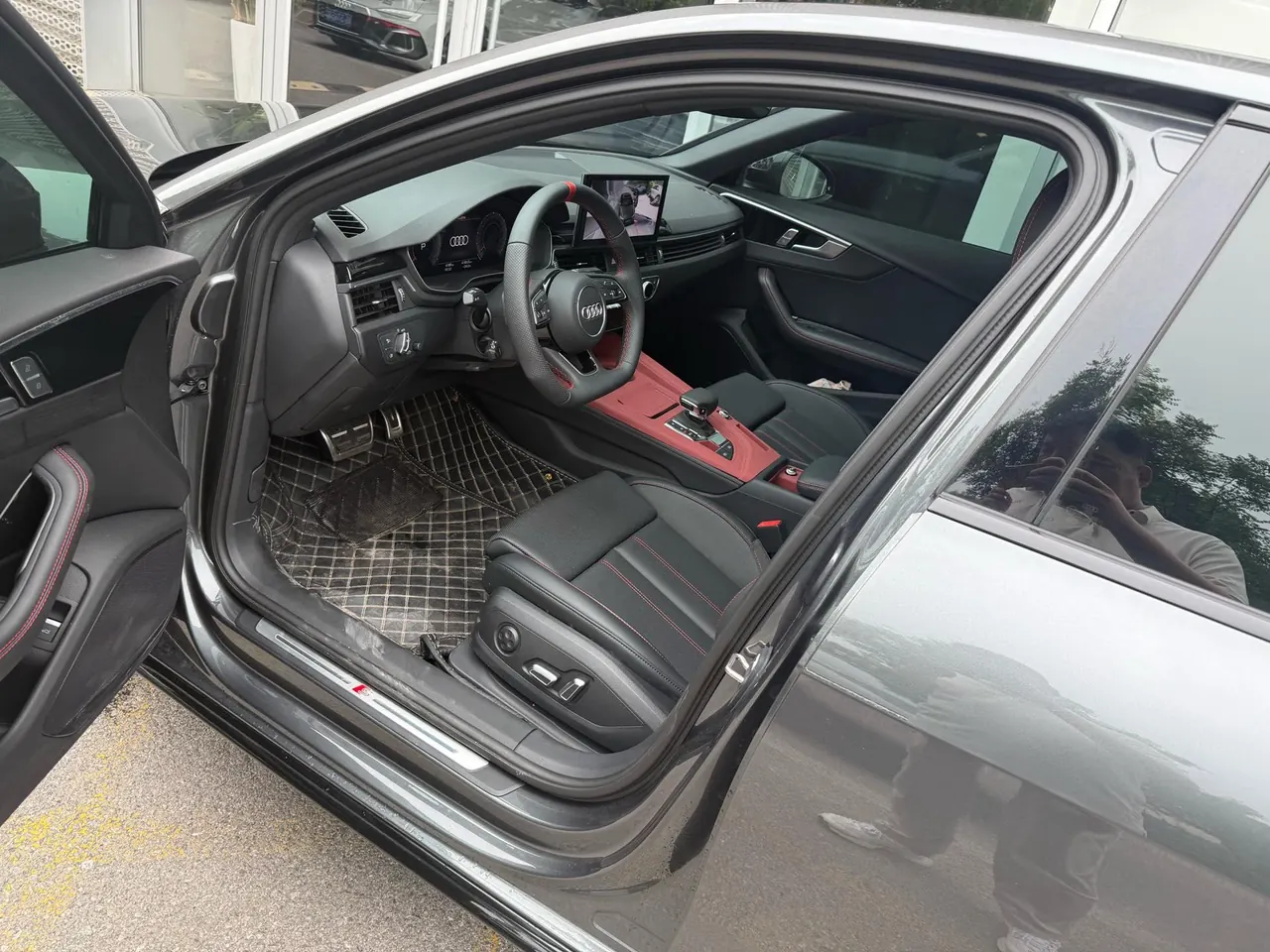 Audi 2025 A4L 2.0TFSI 40TFSI 2 million‑vehicle celebration edition, luxury sporty model, automatic transmission 5