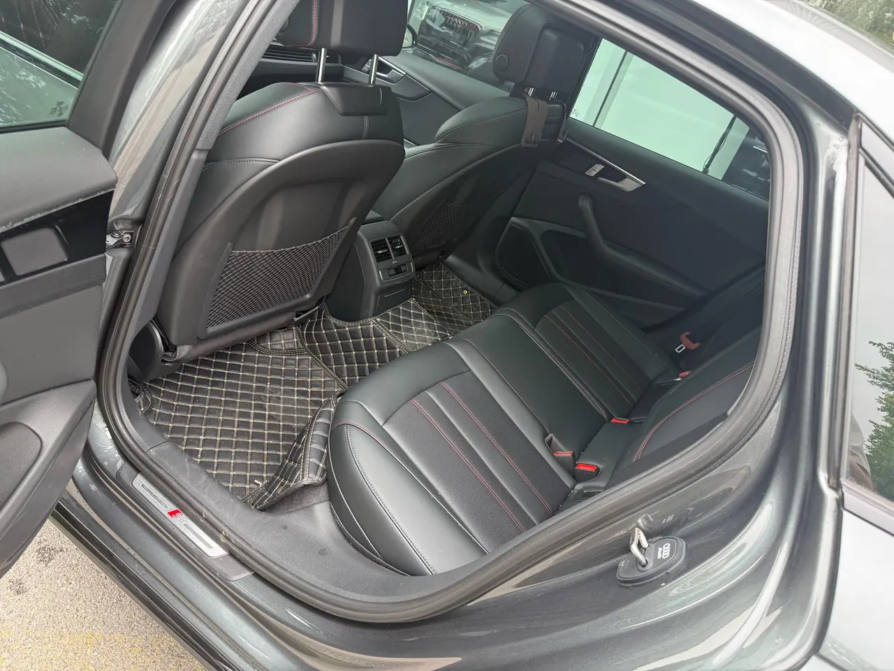 Audi 2025 A4L 2.0TFSI 40TFSI 2 million‑vehicle celebration edition, luxury sporty model, automatic transmission 6