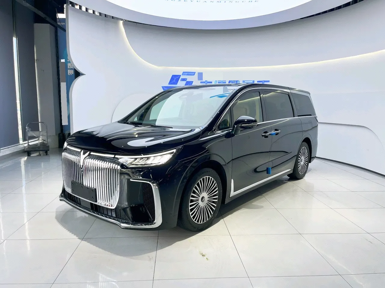 打开图片灯箱:Voyah 2025 Model Dreamer PHEV 1.5T Four-Wheel-Drive Excellence Kunpeng Version Automatic Transmission
