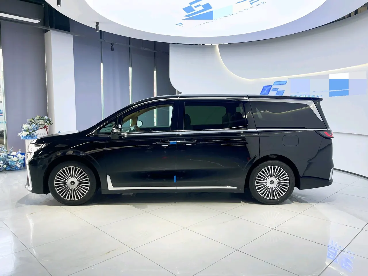 Voyah 2025 Model Dreamer PHEV 1.5T Four-Wheel-Drive Excellence Kunpeng Version Automatic Transmission 3