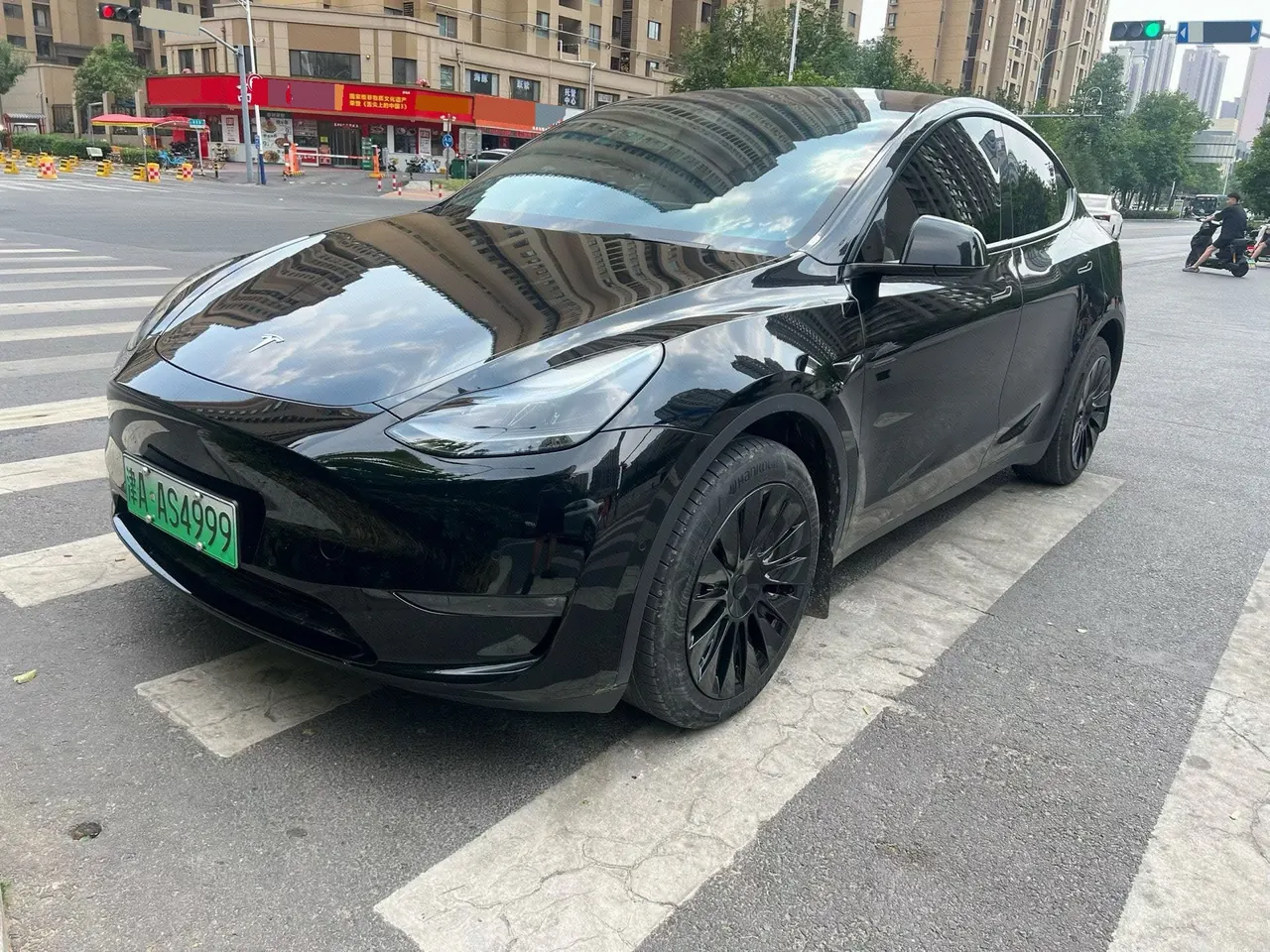 Open image lightbox: Tesla 2023 Model Y long endurance all-wheel drive version automatic transmission