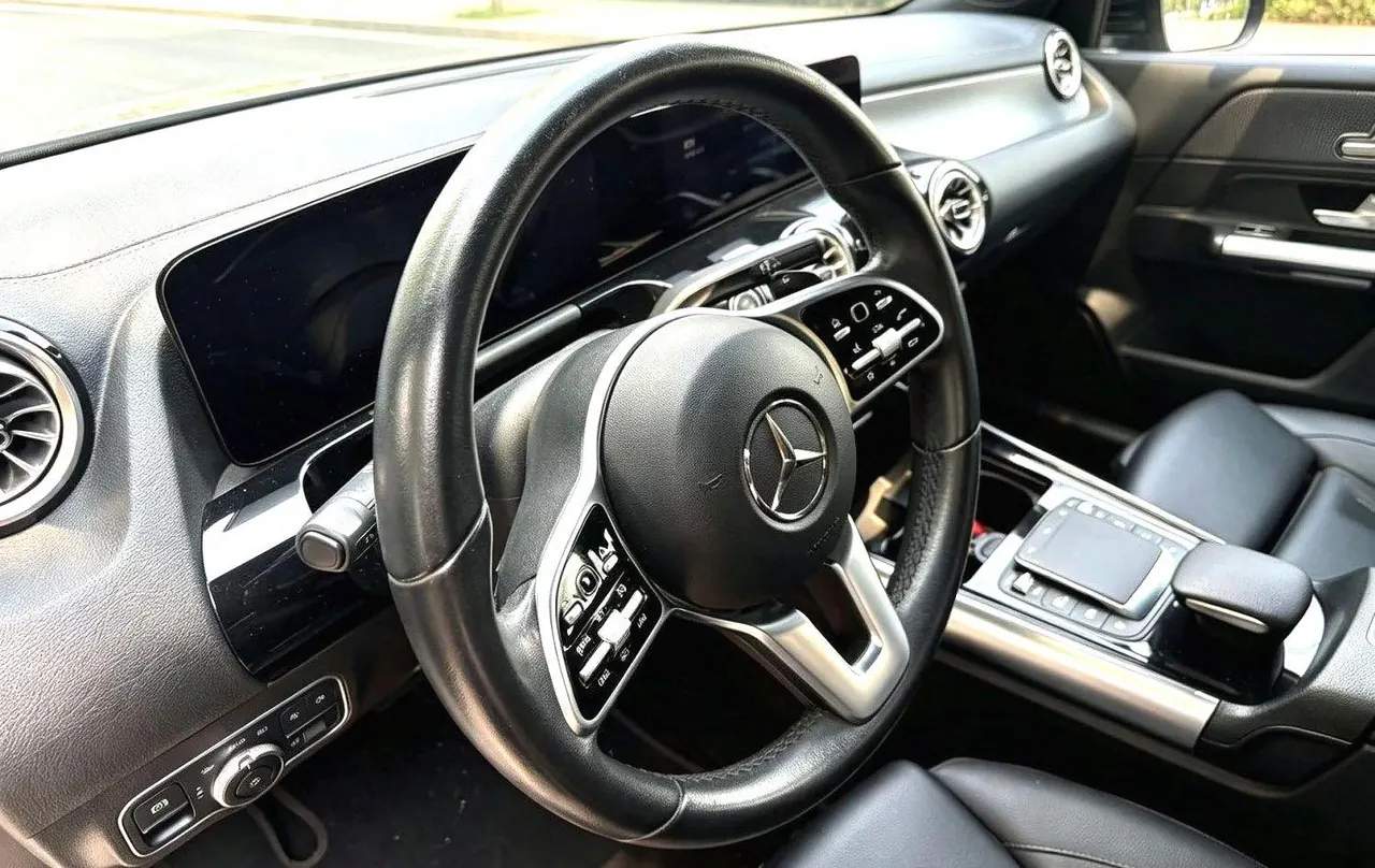 Mercedes Benz 2022 GLA 200 1.3T automatic gear 5